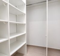 Stauraum mit weißen Regalen in einer 2-Zimmer-Wohnung.