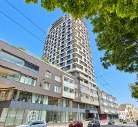 Das Gebäude in der Šancová-Straße in Bratislava – Staré Mesto, mit moderner Architektur und Grünflächen.