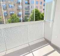 Balkon mit Blick auf die Straße in einer 2-Zimmer-Wohnung mit modernem Geländer.