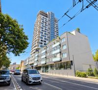 Šancová Straße in Bratislava - Altstadt mit einem modernen Hochhaus und Grünflächen.