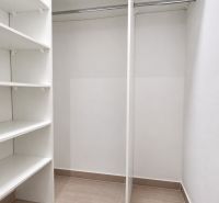 Ein Kleiderschrank mit Regalen und Kleiderstange in einer 2-Zimmer-Wohnung.