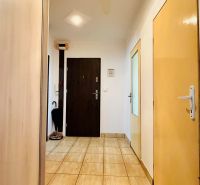 Flur in einer 3-Zimmer-Wohnung mit Fliesen, Türen und einem Einbauschrank.