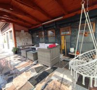 Einfamilienhaus in der M. R. Štefánika-Straße in Holíč mit überdachter Terrasse und Schaukel.