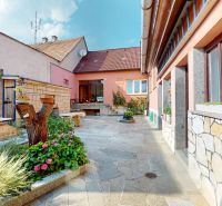 Der Hof bei einem Einfamilienhaus in der M. R. Štefánika-Straße in Holíč mit Blumen und Pflastersteinen.