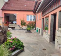 Ein Einfamilienhaus in der M. R. Štefánik-Straße in Holíč mit einem gepflegten Hof und Blumen.