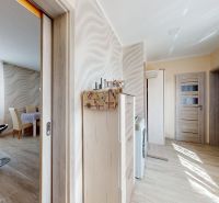 Küche und Esszimmer in einem Einfamilienhaus mit Holzboden.