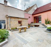 Der Hof des Einfamilienhauses in der M. R. Štefánik-Straße in Holíč mit Gartendekoration.