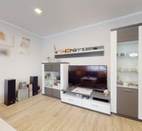 Wohnzimmer in einem Einfamilienhaus mit Holzboden und moderner Wohnwand.