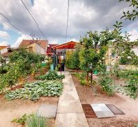 Garten bei einem Einfamilienhaus in der M. R. Štefánik-Straße in Holíč mit Obstbäumen und Gemüse.