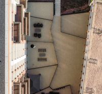 Wohnungsbau in der Mierová-Straße in Bratislava - Ružinov, Blick von oben auf die Terrasse.