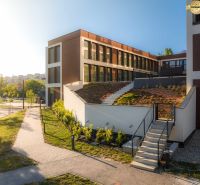 Wohnungsbau in der Mierová-Straße in Bratislava - Ružinov mit angepassten Grünflächen.