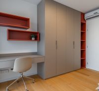 Innenraum mit Bürotisch, Aufbewahrungsschränken und Boden mit Holzdekor. Wohnungsbau.