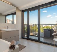 Badezimmer mit Aussicht und Balkon, Wohnungsbau, Boden mit Holzdekor.