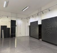Gewerbeflächen mit Holzbodenoptik und einstellbarer Beleuchtung.