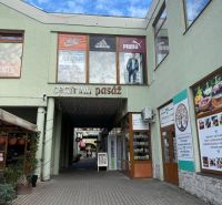 Geschäftsräume in Topoľčany mit Eingang zum Zentrum der Passage und Blick auf die Schaufenster.