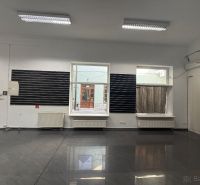 Gewerberäume mit grauem Boden und großem Fenster.