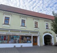 Geschäftsräume in Topoľčany mit Textilsortiment und Eingang zum Zentrum der Passage.