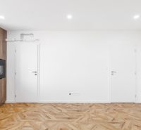 Innenraum einer 2-Zimmer-Wohnung mit Küche und Holzboden.