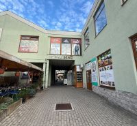 Geschäftsräume in Topoľčany mit einer offenen Passage und Außenwerbung.