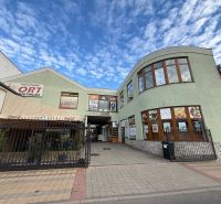 Geschäftsräume in der Škultétyho-Straße in Topoľčany mit Glasfassade.