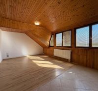 Dachzimmer mit Holzwänden und Holzboden mit Holzdekor in einer 3-Zimmer-Wohnung.