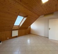 Dachgeschosszimmer mit Holzverkleidung und Dachfenstern in einer 3-Zimmer-Wohnung.
