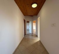 Flur einer 3-Zimmer-Wohnung mit Holzbalkendecke und Fliesenboden.