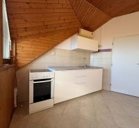 Küche in einer 3-Zimmer-Wohnung mit Holzboden und schräger Decke.
