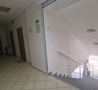 Innenraum eines Büros mit geräumigem Treppenhaus und Fliesen, in ruhiger Umgebung.