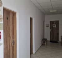 Büros mit weißen Wänden und Türen mit Holzdekor für verschiedene Firmen.