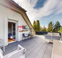 Terrasse einer 2-Zimmer-Wohnung in Miloslavov in der Hauptstraße mit Sitzgelegenheit und Grünfläche.