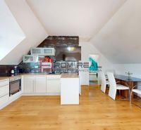 Küche mit Essecke in einer 2-Zimmer-Wohnung mit Holzboden.