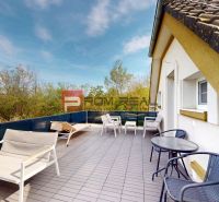 Terrasse einer 2-Zimmer-Wohnung in der Hauptstraße in Miloslavov mit bequemer Sitzgelegenheit.