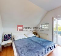 Helles Schlafzimmer mit Bett und Stuhl, 2-Zimmer-Wohnung mit Holzboden-Dekor.