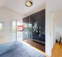 Schlafzimmer mit Holzboden und Einbauschrank in einer Zweizimmerwohnung.