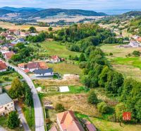 Hügelige Landschaft umgibt die Häuser in Detva, ideal für Grundstücke - Wohnen.