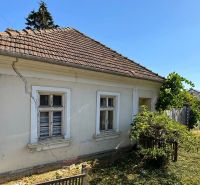Ein älteres Haus in der Štefánikova-Straße in Krušovce auf einem Grundstück, das für Wohnzwecke bestimmt ist.