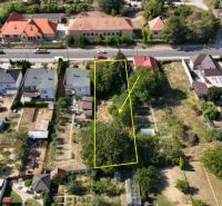 Grundstück zum Wohnen in der Štefánikova-Straße in Krušovce mit Garten und Bäumen.