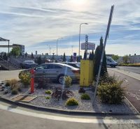 Javorová Straße in Malacky, Geschäfte wie Tesco und Jysk, Parkplatz und Radweg.