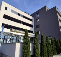 Ein Gebäude mit einer 2-Zimmer-Wohnung in der Javorová-Straße in Malacky, umgeben von dichter Vegetation.