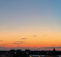 Malacky, Javorová Straße: Blick auf den Nachthimmel und die Stadt vom Balkon einer 2-Zimmer-Wohnung.