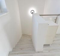 Treppe und Boden mit Holzdekor in einer 3-Zimmer-Wohnung.