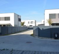 Neubauten in der Topoľová-Straße in Rovinka mit modernen zweistöckigen Häusern.