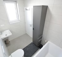 Badezimmer in einer 3-Zimmer-Wohnung mit Badewanne, Waschbecken und Schrank.
