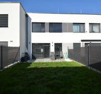 Zweistöckiges Haus mit Terrasse und Garten in der Topoľová-Straße in Rovinka.