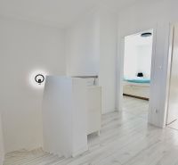 Innenraum einer 3-Zimmer-Wohnung mit Holzboden, Treppe und Eingang zu den Zimmern.