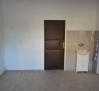 Innenraum eines Büros mit Holzdekorboden und Waschbecken.