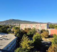 Blick von oben auf das Wohngebiet, das Grün und die Berge in Nitra - Chrenová an der Dlhá.