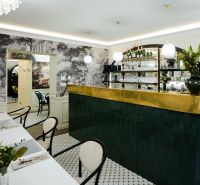 Stilvolle Bar mit dekorativen Elementen und Tischen in Geschäftsräumen.