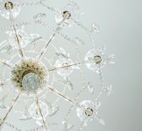 Ein luxuriöser Kristallleuchter mit komplexen Details in Geschäftsräumen.